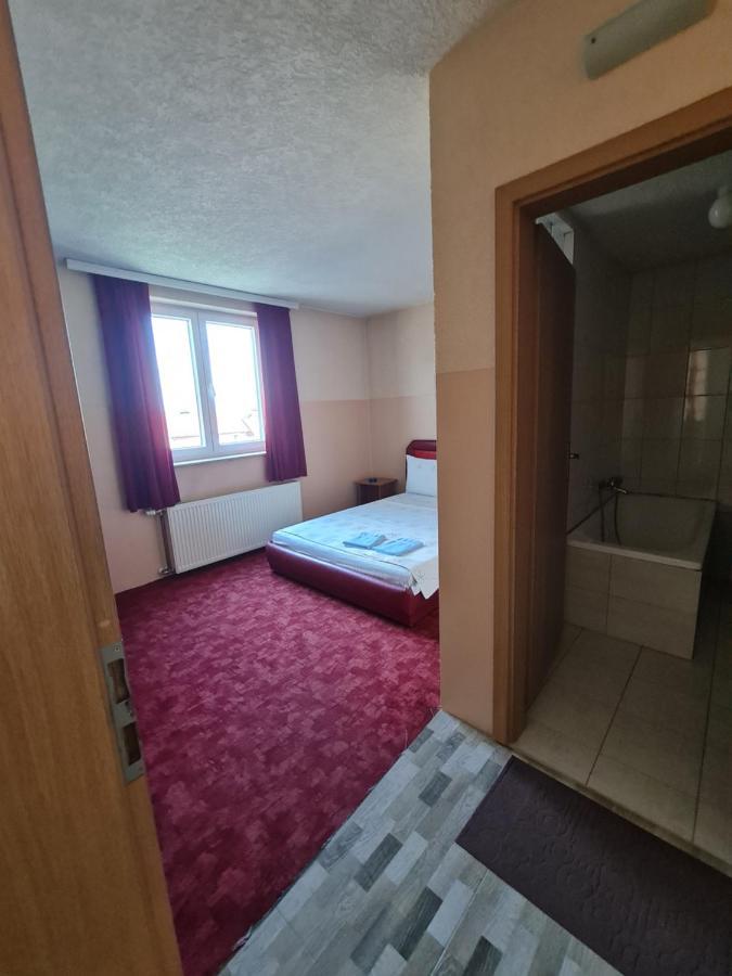Holiday Ferizaj Kültér fotó