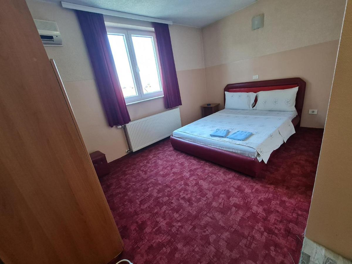 Holiday Ferizaj Kültér fotó